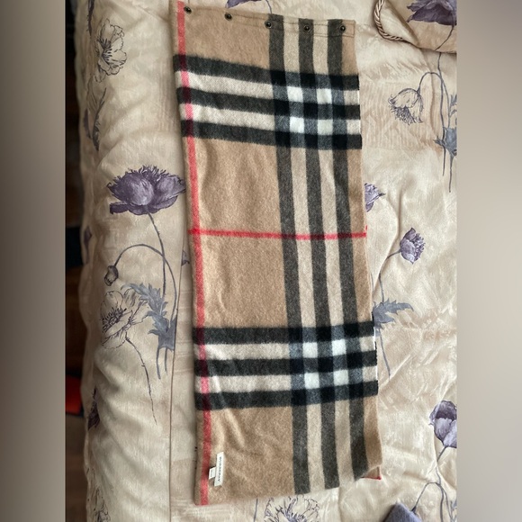 Burberry scarf - Picture 4 of 9